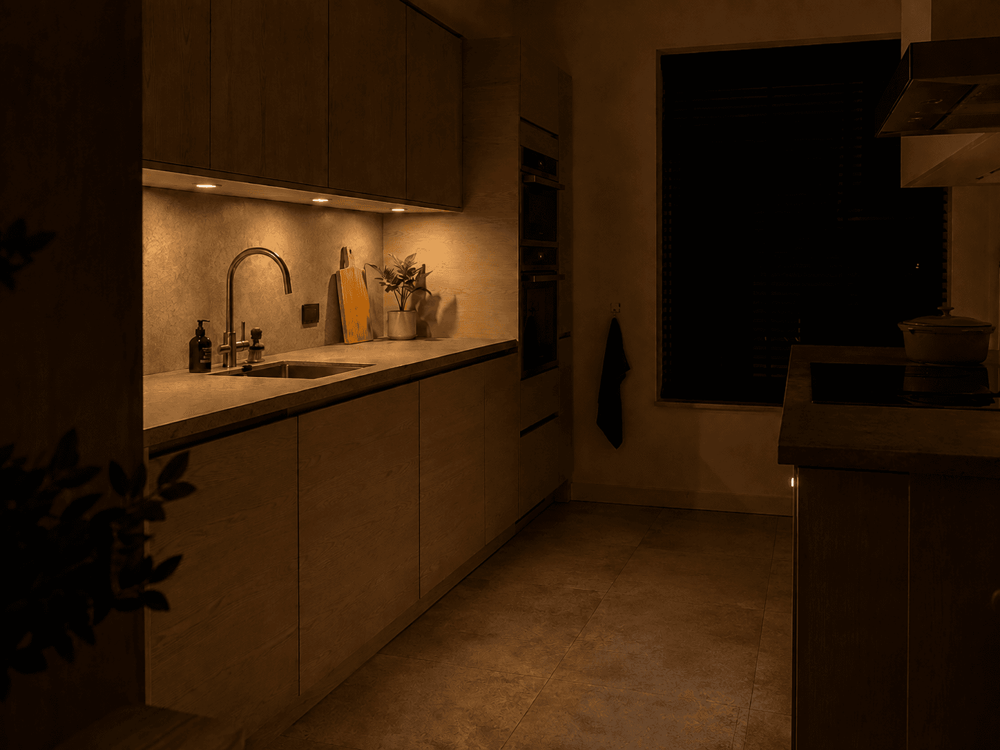 Sfeervol verlichte keuken in de avond — koken op goedkope uren